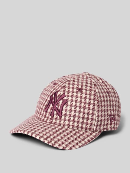 Produktfoto, Base Cap aus Woll-Mix mit Karomuster von New Era, rot-beiges Karo, grobe Textur, Motiv-Stitching, Strapback, Damen Accessoire