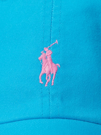 Produktfoto, Basecap aus reiner Baumwolle von Polo Ralph Lauren in Unifarbe Blau mit pinkem Logo-Detail und sichtbarer Stoffstruktur.