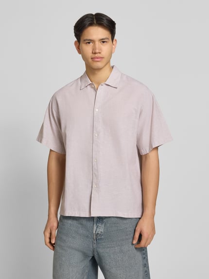 Männermodel trägt Regular Fit Freizeithemd aus Baumwoll-Leinen-Mix von Jack & Jones, helles Beige, Knopfleiste, Kentkragen, Ganzkörperansicht von vorne. Rückenlänge 73 cm, Schulterbreite 61 cm, Ärmellänge 26 cm, Modell BREEZE.