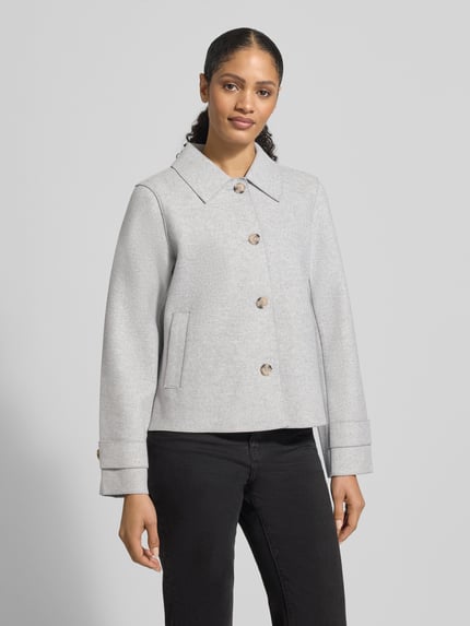 Frauenmodel trägt Jacke mit Umlegekragen Modell 'Juice' von Vila in Hellgrau, gerade Passform, Viskosemix, Ganzkörperansicht von vorne.