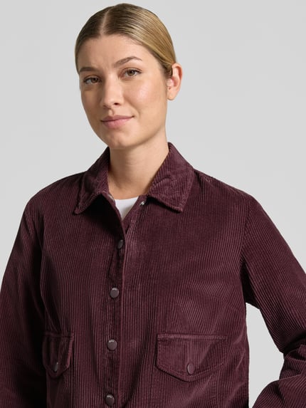 Vrouwenmodel draagt Regular fit hemdjacke uit pure katoen model 'VEGA' van Brax, dames hemdjacke, detailopname bovenlichaam