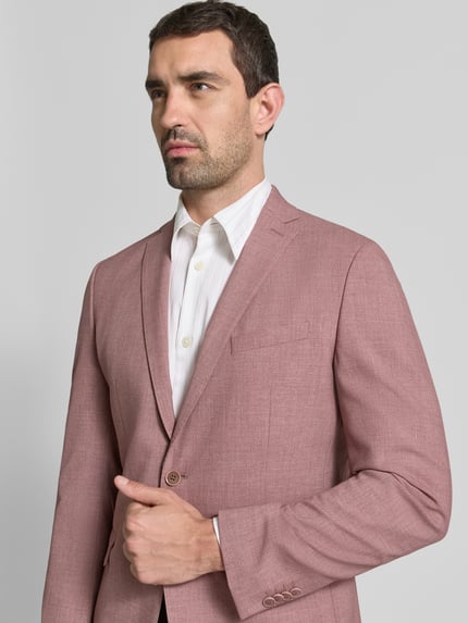 Männermodel trägt Slim Fit Sakko mit Woll-Anteil von s.Oliver BLACK LABEL in Altrosa mit feiner Struktur, Nahaufnahme Oberkörper.