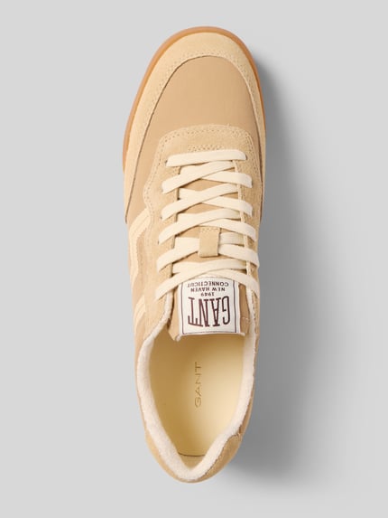 Productfoto, Sneaker met labeldetails model 'Beylana' van Gant, afgeronde vorm, vetersluiting, structuurzool, beige tinten, maat 40, hakhoogte 2 cm, schachthoogte 8 cm, schachtbreedte 6 cm