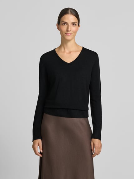 Vrouwenmodel draagt Regular Fit Sweatshirt aus Viskose-Anteil van Christian Berg Woman in zwart met ribboorden, viscosemix, regular fit, V-hals, ruglengte maat S 63 cm, mouwlengte maat S 48 cm, vooraanzicht van het hele lichaam.