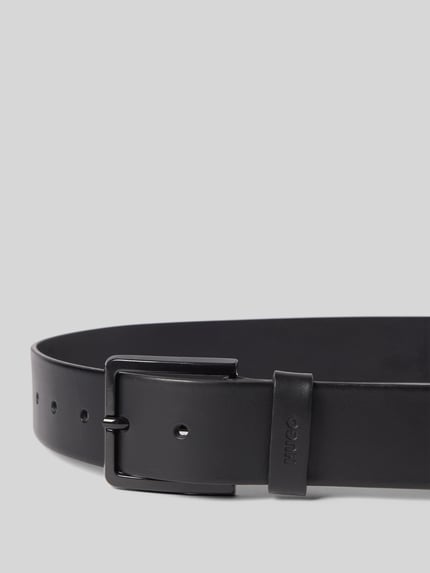 Produktfoto, zwarte leren herenriem met gesp en logo-reliëf, model 'Gürtel aus Leder Modell Gionio' van HUGO, breedte 4 cm.