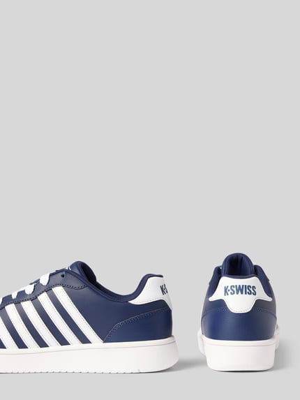 Produktfoto, sneakersy model 'Court Cali' von K-SWISS, zaokrąglony kształt, wiązanie, detale z logo, profilowana podeszwa, wysokość obcasa 3 cm, wysokość cholewki 7 cm, szerokość w rozmiarze 44: 9 cm, kolor granatowy z białym, matowa struktura