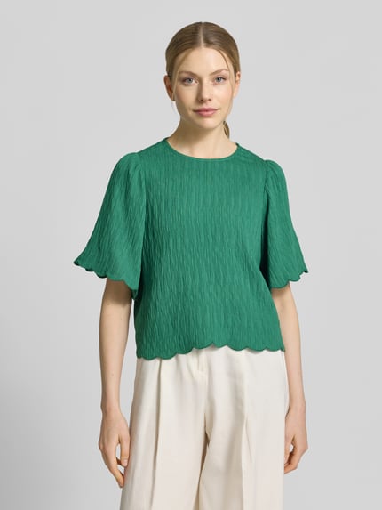Vrouwenmodel draagt Blusenshirt aus Viskose-Mix mit Strukturmuster van JAKE*S STUDIO WOMAN in groen, regular fit, ronde hals, textuurstof, vooraanzicht buste close-up.