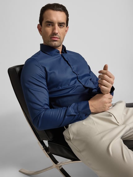 Mannelijk model draagt Slim Fit Business-Hemd met Kentkraag en extra lange mouw van Jake*s, donkerblauw, gladde stof, Nahaufnahme bovenlichaam.