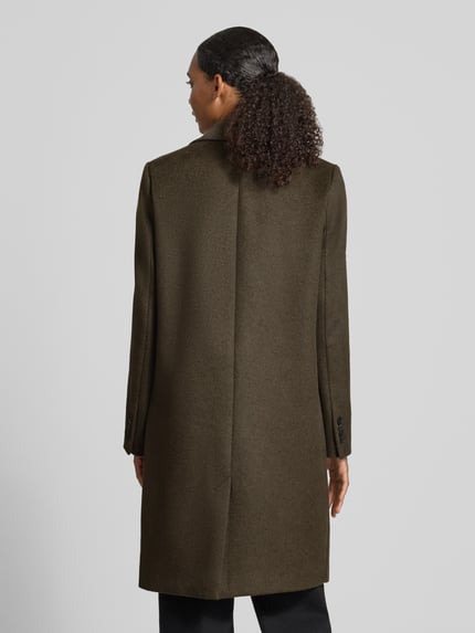 Frauenmodel trägt Regular Fit Mantel mit Woll-Anteil von s.Oliver RED LABEL in Olivgrün, glatte Textur, Ganzkörperansicht Rückansicht.