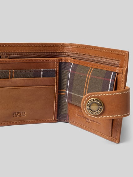 Productfoto, portemonnee uit echt leer van Barbour in bruin met tartan voering, rechte lijnen, gladde en textiele texturen, Heren portemonnee van Barbour