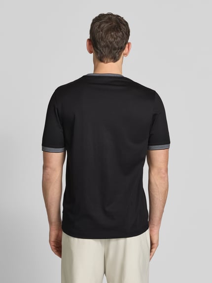 Männermodel trägt T-Shirt mit Rundhalsausschnitt von bugatti in Schwarz, Baumwoll-Mix, Regular Fit, Rückenlänge 70 cm, Ganzkörperansicht Rückansicht.