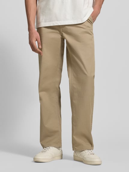 Männermodel trägt Chino mit Eingrifftaschen Modell 'MADDOX' von Blend in Beige, Regular Fit, Baumwoll-Elasthan-Mix, Nahaufnahme Oberkörper.