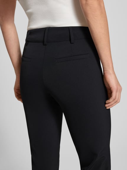 Kobiece modelka nosi Hose mit Paspeltaschen am Gesäß Modell 'RENIRA' od Cambio, ciemny materiał z elastycznym wykończeniem, widok z tyłu zbliżenie.