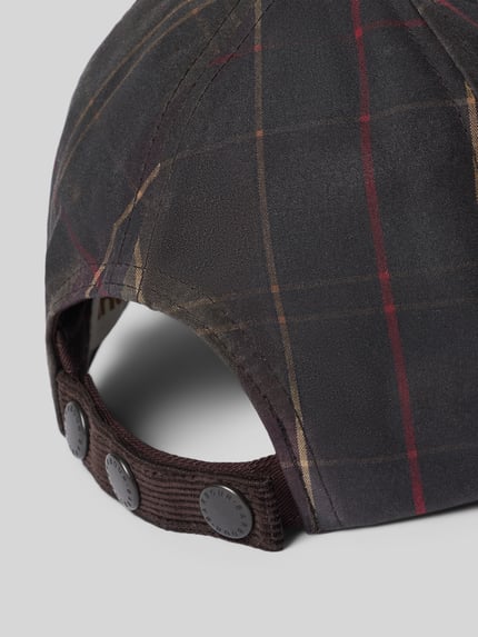 Produktfoto, Cap aus reiner Baumwolle von Barbour in dunklem Karomuster mit roten und beigen Linien, Nahaufnahme Rückansicht
