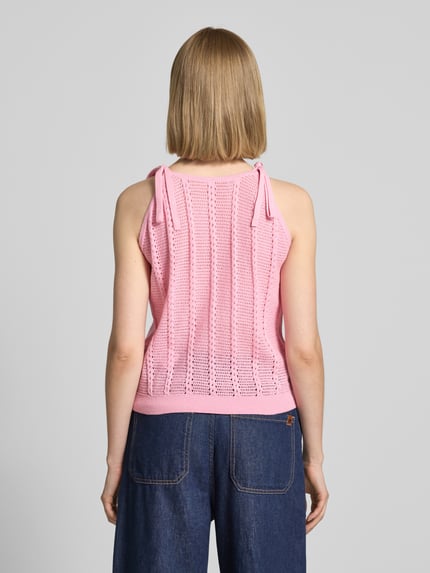 Vrouwenmodel draagt Relaxed Fit Trägertop aus Baumwoll-Mix Modell 'LUX LIGHT' van Vero Moda, effen roze ajourpatroon, geribde rompzoom, mix van katoen, ganzebody van achteren.