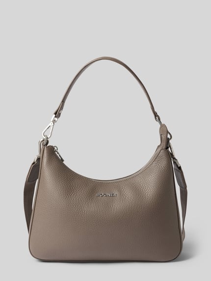 Produktfoto, Handtasche mit Schulterriemen Modell 'wallis odette' von BOGNER, taupefarbenes Leder mit strukturierter Oberfläche, silberne Details, kompakte Form, Label-Applikation, breiter Tragehenkel, abnehmbarer Schulterriemen, Hauptfach mit Reißverschluss, Größe circa 26x24x7 cm, Länge Schulterriemen circa 47 cm.