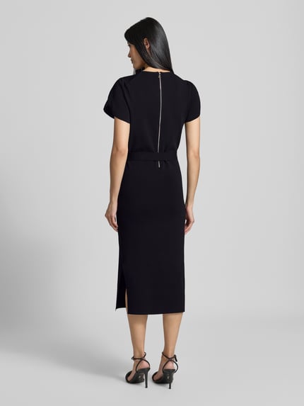 Männermodel trägt Slim Fit sukienka midi z mieszanka wiskozy Model 'JULIANY' od Ted Baker, czarny, pasek, długość tyłu 110 cm, krótki rękaw, widok całej sylwetki od tyłu
