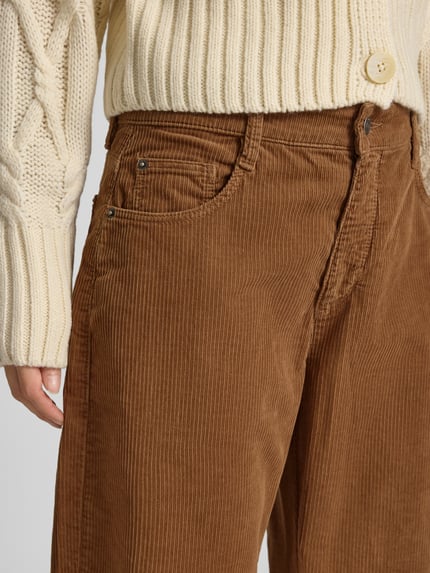 Frauenmodel trägt Regular Fit Cordhose aus Baumwoll-Mix Modell 'DANNI 2.3' von MAC in Braun, feine Cordstruktur, Nahaufnahme Oberkörper; Damen Cordhose von MAC
