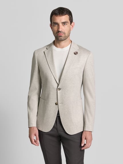 Männermodel trägt Slim Fit 2-Knopf-Sakko mit Reverskragen Modell 'Hawksley' von JOOP!, Beige, strukturierte Textur, Ganzkörperansicht von vorne