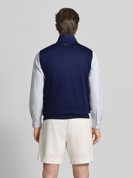 Männermodel trägt Regular Fit Troyer ohne Ärmel Modell 'NEW LUX' van Polo Ralph Lauren in uni donkerblauw, ribgebreide zoom, gestreept patroon, label-applicatie, jersey, productcontext herenmode, ganzkörperansicht rückansicht.