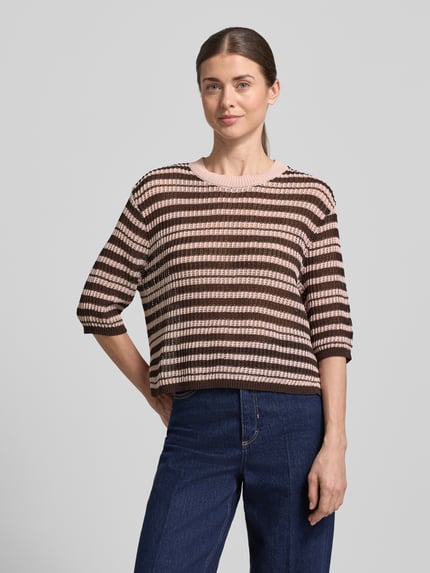 Modelka nosi Strickshirt mit 3/4-Arm Modell 'Punny' od OPUS, mieszanka bawełny, krój regular fit, okrągły dekolt, długość tyłu 48 cm, długość rękawów 33 cm, Ganzkörperansicht von vorne.