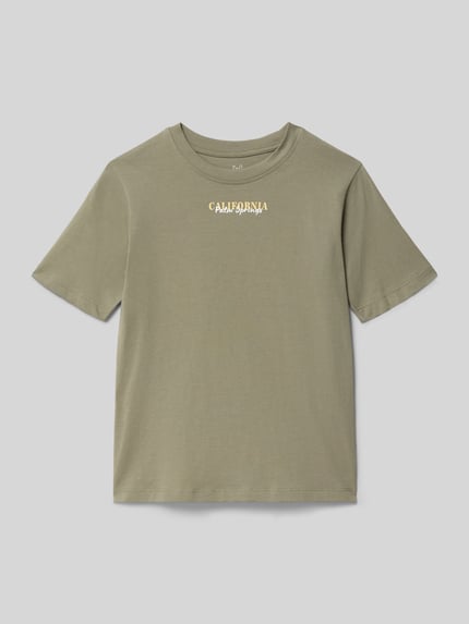 Produktfoto, Kinder T-Shirt mit Motiv-Print Modell 'CITY' von Jack & Jones aus Reine Baumwolle in Olivgrün, Regular-Fit, Rundhalsausschnitt, Rückenlänge bei Größe 140: 53 cm, feine glatte Textur, dezenter Print vorn.