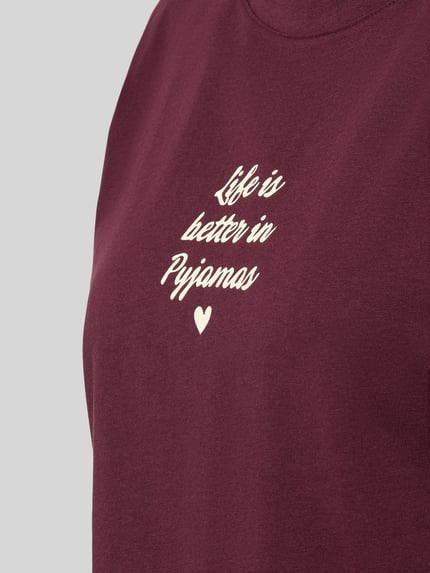Frauenmodel trägt Regular Fit Pyjama-Oberteil mit Statement-Print von Jake*s Casual in Bordeaux mit cremefarbenem Print, Reine Baumwolle, Rundhalsausschnitt, Nahaufnahme Oberkörper.