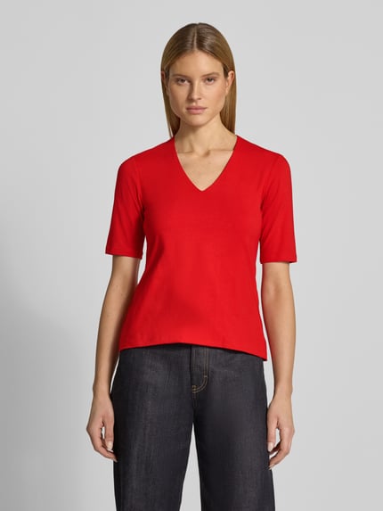 Frauenmodel trägt Regular Fit T-Shirt mit V-Ausschnitt von More & More in Rot aus elastischem Baumwoll-Mix, Kurzärmelig, Rückenlänge 58 cm, Ganzkörperansicht von vorne.