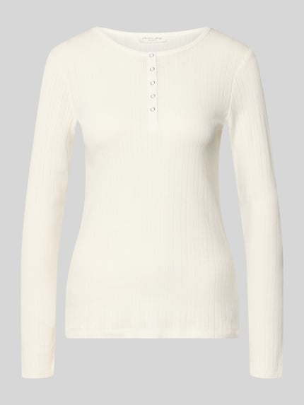 Produktfoto, Longsleeve mit Rundhalsausschnitt und Knopfleiste von Christian Berg Woman aus reiner Baumwolle in Creme, schmale Passform, feine Rippstruktur