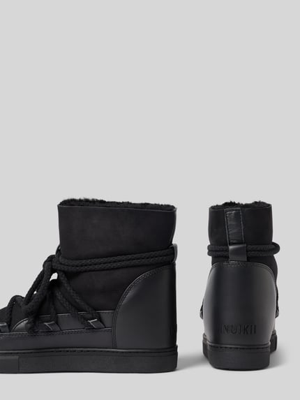 Produktfoto, schwarze Boots mit Schnürverschluss Modell 'Classic' von INUIKII, abgerundete Passform, profilierte Sohle, sichtbare Struktur
