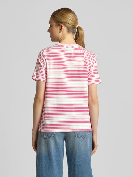 Kobiece model prezentuje Regular Fit T-Shirt aus reiner Baumwolle Modell 'PAULINA' od Vero Moda z różowo-białym prążkowanym wzorem, jersey; całopostaciowy widok z tyłu.