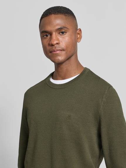 Männermodel trägt Regular Fit Pullover aus reiner Baumwolle von Marc O'Polo, Optik: Unifarben, Piqué-Struktur, Nahaufnahme Oberkörper.