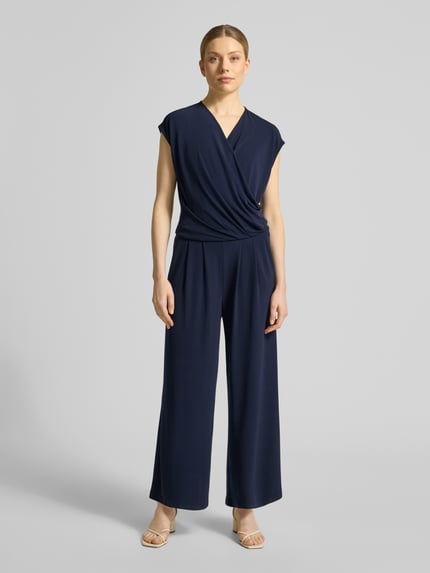 Frauenmodel trägt Jumpsuit in Wickel-Optik mit V-Ausschnitt von ROBE LÉGÈRE aus dunkelblauem Material-Mix mit Stretch-Anteil, Regular-Fit, Ganzkörperansicht von vorne. Rückenlänge 49 cm, Brustweite 42 cm, Gesamtlänge 147 cm, Innenbeinlänge 63 cm bei Größe 36.