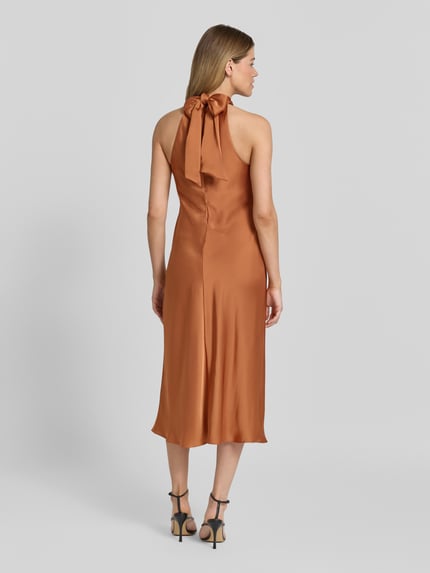 Vrouwenmodel draagt Tailliertes Cocktailkleid mit Bindeband-Detail van Lauren Ralph Lauren in koperbruin, gladde stof, Ganzkörperansicht Rückansicht.