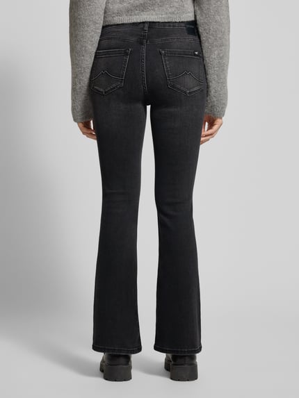 Vrouwenmodel draagt Flared Jeans met 5-Pocket-Design van Mustang in zwart, zachte katoenmix met stretch, volledig zicht van achteren.