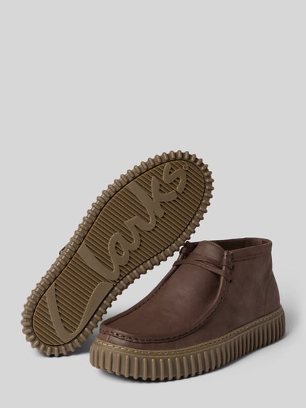 Produktfoto, braune Herren Boots aus Leder Modell 'Torhill' von Clarks, abgerundete Spitze, Schnürung, 4 cm Absatz, strukturierte Sohle, matte Oberfläche, bei Größe 44 Schafthöhe 9 cm und Schaftweite 10 cm.