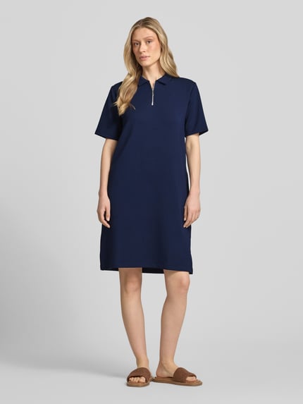 Vrouwenmodel draagt Polokleid met kurzem Reißverschluss van Christian Berg Woman in donkerblauw, recht model, materiaalmix met modal, midi-jurk, polokraag, korte ritssluiting, ruglengte maat S 96 cm, borstwijdte 48 cm, mouwlengte 25 cm. Ganzkörperansicht van voren.