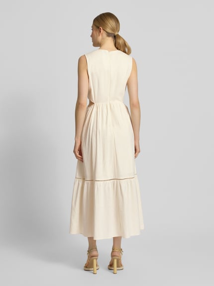 Frauenmodel trägt Midikleid aus Leinen-Mix mit Viskose-Anteil von JAKE*S STUDIO WOMAN in Creme, taillierte Passform, Lochstitching, Rundhalsausschnitt, Ärmelloses-Design, Rückenlänge 128 cm, Brustweite 41 cm, Ganzkörperansicht Rückansicht.