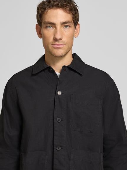 Męski model nosi Regular Fit Freizeithemd aus Baumwoll-Mix Modell 'MOTTO' von Selected, czarny kolor, gładka faktura, koszula casualowa, Nahaufnahme Oberkörper.