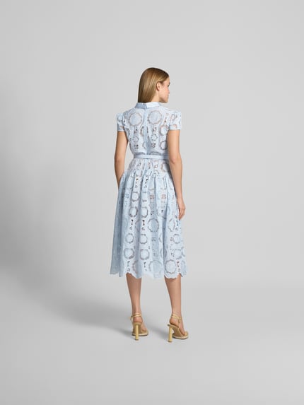 Vrouwenmodel draagt 'Midikleid aus floraler Spitze' van Self-Portrait in lichtblauw kant, getailleerd, opstaande kraag, geheel gevoerd, korte mouwen, totale lengte maat S 118 cm, borstwijdte 38 cm, mouwlengte 13 cm, taillewijdte 36 cm. Ganzkörperansicht rückansicht.