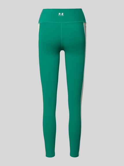 Vrouwenmodel draagt Slim Fit Leggins met Logo-Print Model 'Dynamic' van P.E Nation, Elastische materiaalmix, Logoprint, Slim fit, Elastische band. Volledige achterkantaanzicht.