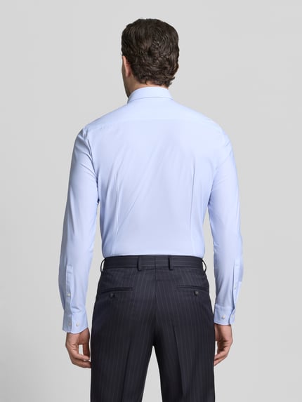 Männermodel trägt Slim Fit Business-Hemd mit Kentkragen van Jake*s, elastische materiaalmix, met lange mouwen, knoopsluiting, sportmanchet, ruglengte maat 39/40: 66 cm, schouderbreedte: 43 cm, mouwlengte: 66 cm, effen lichtblauw, gladde stof, Ganzkörperansicht Rückansicht.