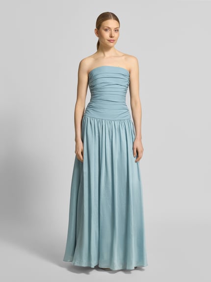 Kobiece model nosi długa sukienka z odkrytymi ramionami Maxikleid im Off-Shoulder-Look od Jake*s Cocktail, mieszanka bawełny z dodatkiem streczu, linia a, drapowania, długość tyłu w rozmiarze 36: 132 cm, szerokość w rozmiarze 36: 33 cm, pastelowy niebieski, gładka tekstura, całkowity widok z przodu.
