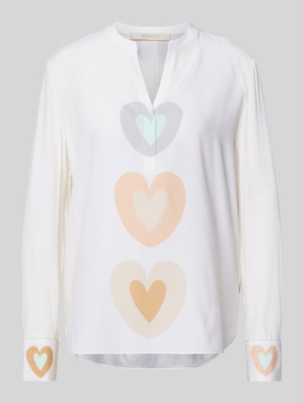 Produktfoto, Relaxed Fit Tunika-Bluse mit Allover-Motiv-Print von HERZENS, biały kolor, pastelowe serca, długi rękaw, dekolt z lamówką, tył wydłużony, długość tyłu w rozmiarze 36: 68 cm, długość rękawów: 63 cm