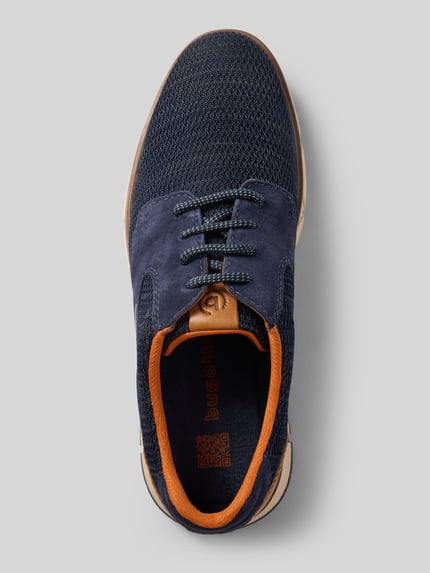 Produktfoto, veterschoenen van leermix model 'Don' van bugatti, afgeronde pasvorm, logodetail, hakhoogte 4 cm, schachthoogte 7 cm, schachtbreedte 7 cm, donkerblauw met oranje accenten, fijne meshstructuur en glad leer
