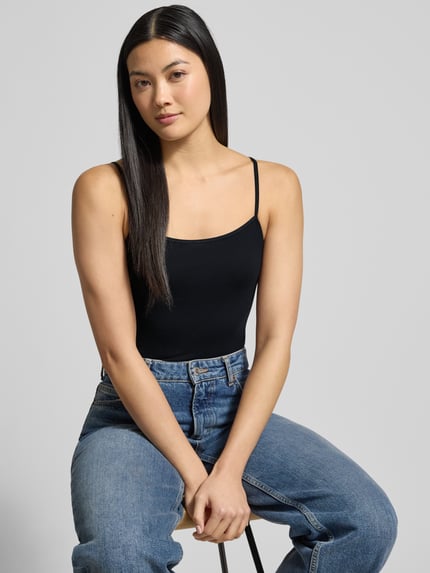 Vrouwenmodel draagt Unterhemd mit Spaghettiträgern van Schiesser, zwart, slim fit, ronde hals, katoen-elastaan, Nahaufnahme bovenlichaam.