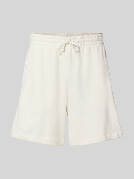 Relaxed Fit Sweatshorts mit Logo-Badge Modell '' Shop The Look MANNEQUINE