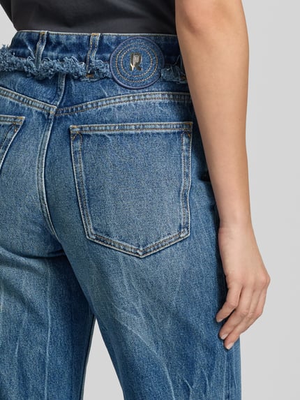 Frauenmodel trägt Regular Fit Bootcut-Jeans mit Paperbag-Bund von Rabanne in Medium Wash Denim mit Used Look, 5-Pocket-Design, Nahaufnahme Rückansicht.