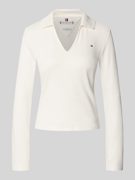 Produktfoto, Slim Fit Langarmshirt aus reiner Baumwolle von Tommy Hilfiger in Unifarben Weiß mit V-Ausschnitt und Logo-Detail.