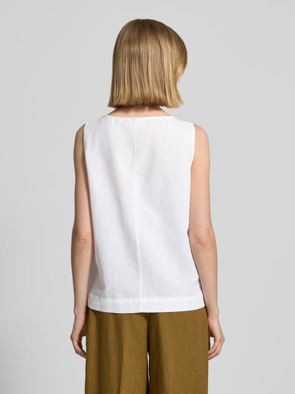 Männermodel trägt Blusentop aus Leinen mit Rundhalsausschnitt von Christian Berg Woman, biały len, krój regular fit, szerokie ramiączka, długość tyłu w rozmiarze 36: 54 cm, widok całej sylwetki z tyłu
